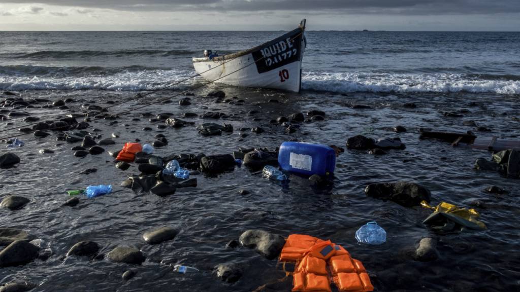 ARCHIV - Ein Holzboot, mit dem Flüchtlinge aus Marokko über den Atlantischen Ozean gefahren sind, liegt an der Küste der Kanarischen Inseln. Foto: Javier Bauluz/AP/dpa/Archivbild