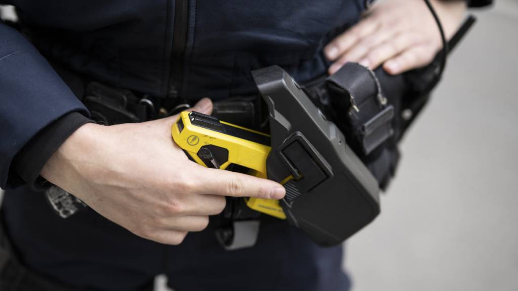 Die Stadtpolizei St. Gallen musste bei einem Einsatz in der Nacht auf Sonntag wegen eines aggressiven Manns ihren Taser einsetzen. (Symbolbild)