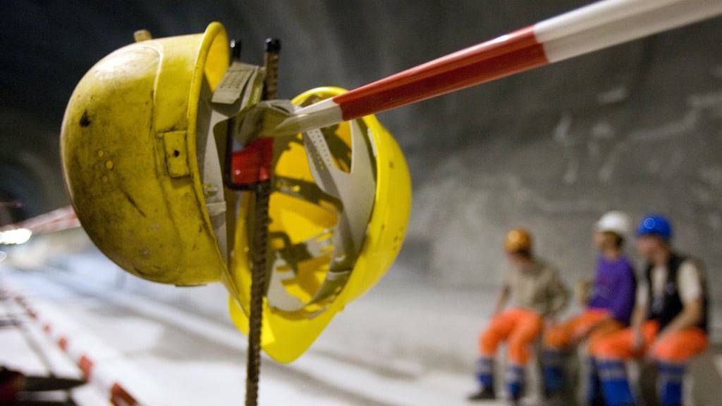 Die Arbeiter der Baustelle südlich des Seelisbergtunnels machen an zwei Wochenenden Pause. (Symbolbild)