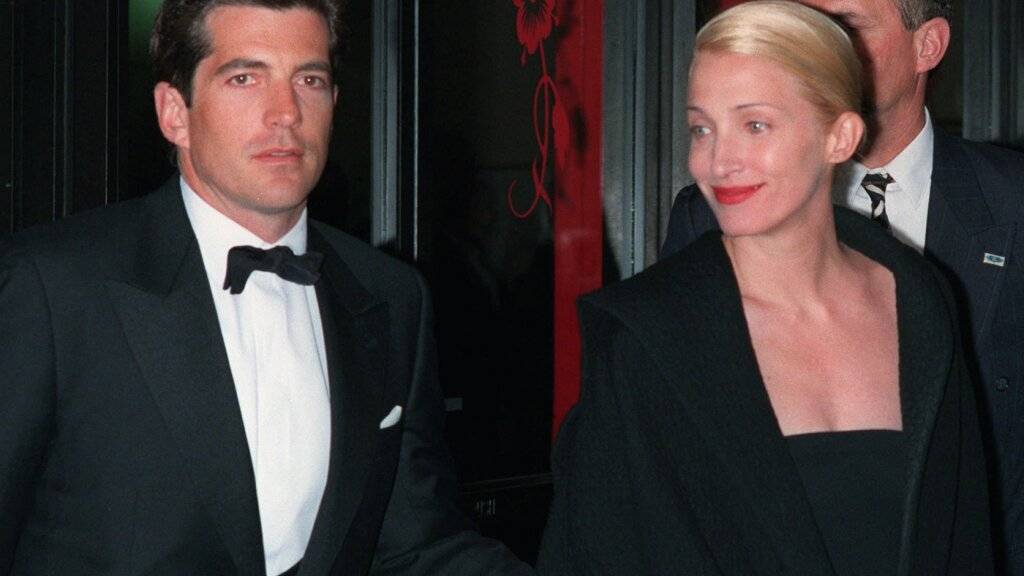 Carolyn Bessette-Kennedy, die Frau von John F. Kennedy, Jr. (links), galt als Stilikone. (Archivbild)