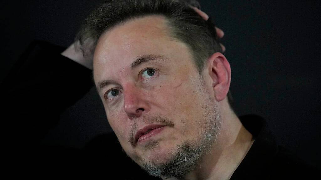 ARCHIV - Elon Musk lässt Nutzer seines Online-Dienstes X in einer Umfrage darüber abstimmen, ob der Account des US-Verschwörungstheoretikers Alex Jones wiederhergestellt werden soll. Foto: Kirsty Wigglesworth/AP Pool/AP
