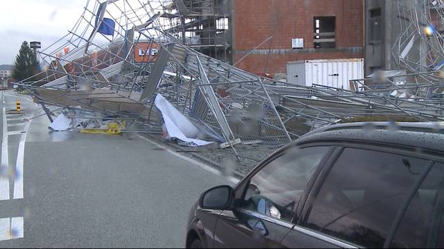 «Burglind» wirft Baugerüst auf Strasse