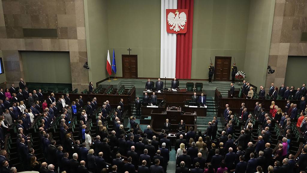 Neu gewählte Mitglieder des polnischen Parlaments nehmen an der ersten Sitzung des Unterhauses (Sejm) teil. Foto: Czarek Sokolowski/AP/dpa