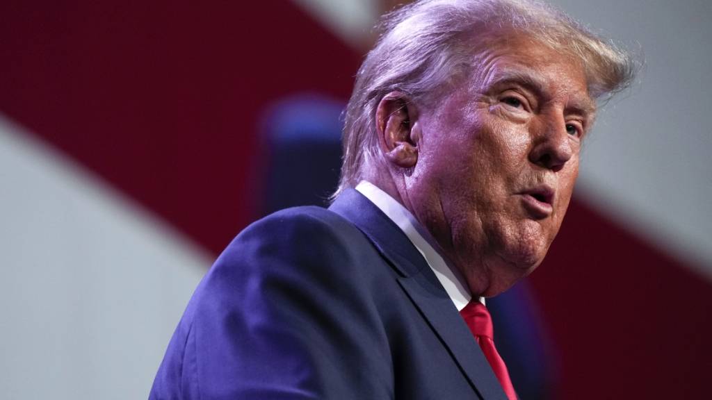 Ex-US-Präsident Donald bei einer Veranstaltung der Republikanischen Partei in Iowa. Foto: Charlie Neibergall/AP