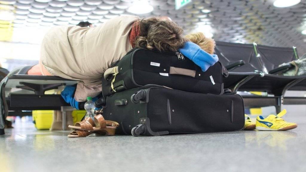 Flug in die Türkei fällt aus - Passagier im Flughafen in Hannover gestrandet. In den Feriengebieten müssen sich weitere mehrere Hundert Reisende in Geduld üben.