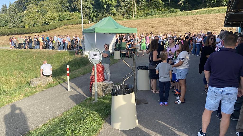 Vor dem Festgelände bildete sich für die Bundesfeier in Aegerten eine Schlange.
