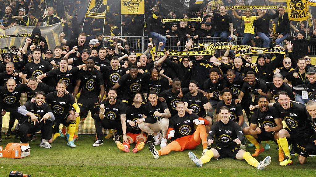 Spieler und Trainerstaff der Young Boys feiern in Genf mit den mitgereisten Fans den Meistertitel.