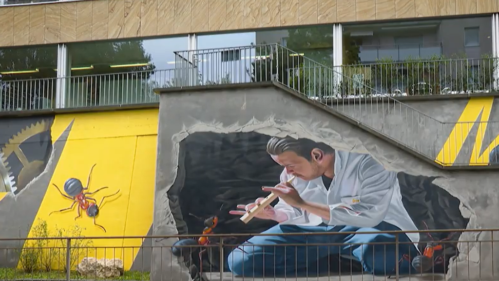 Wenn Ameisen Uhren bauen: Streetart-Künstler verschönert Fassade von Breitling
