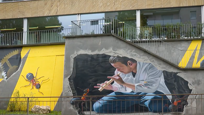 Wenn Ameisen Uhren bauen: Streetart-Künstler verschönert Fassade von Breitling