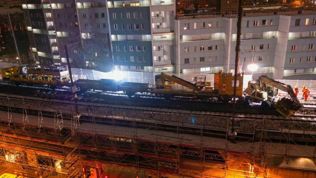 Bei einem Bahnunfall sind am Mittwochabend in Zürich zwei Gleisarbeiter verletzt worden. Ein Bauzug prallte in einen Gleisbagger.