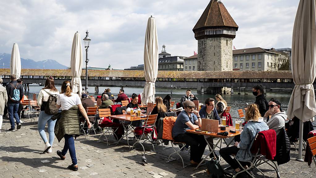 Auf der Terrasse eines Restaurants an der Reuss in Luzern. Die Öffnung der Aussenbereiche ist in der Gastronomie seit Montag wieder erlaubt.