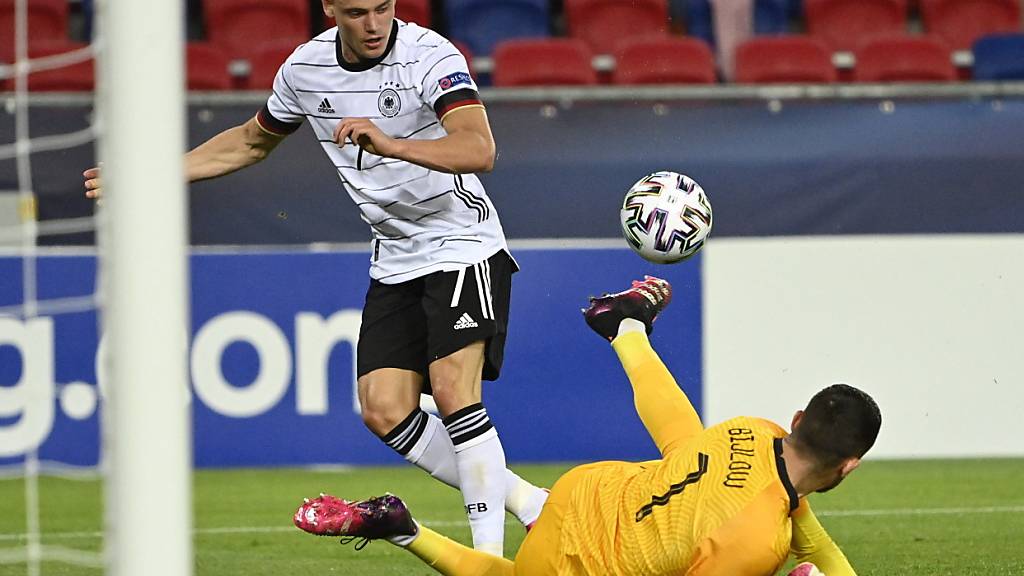 Florian Wirtz lupft den Ball ins Tor und Deutschland damit in den dritten U21-EM-Final in Folge