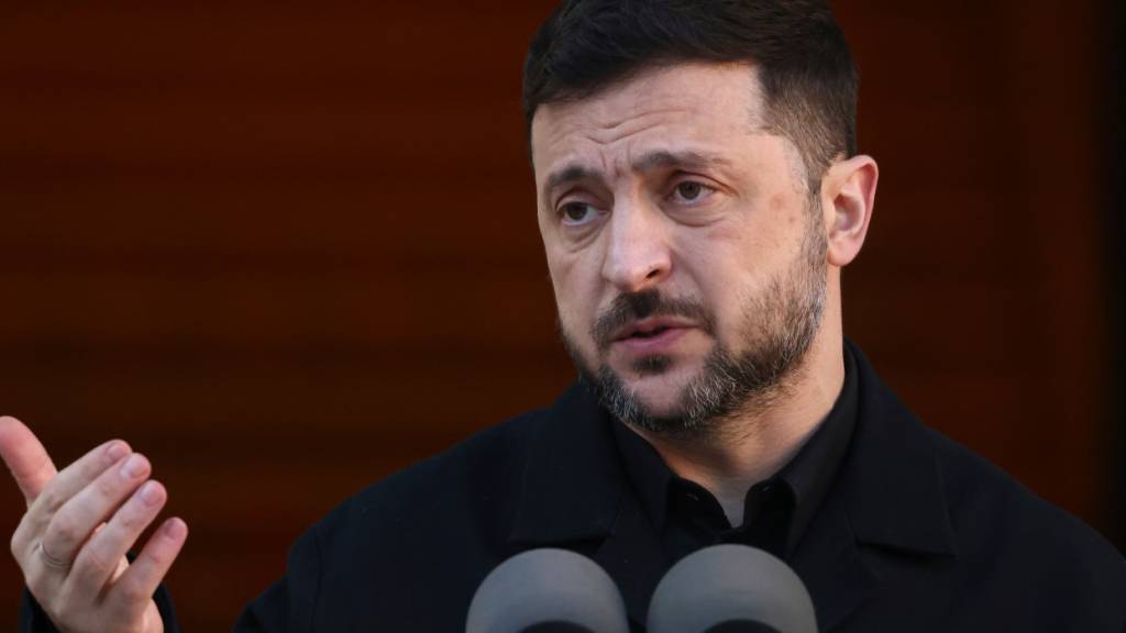 Der ukrainische Präsident Wolodymyr Selenskyj spricht während einer gemeinsamen Pressekonferenz mit dem irischen Premierminister Martin in der irischen Hauptstadt. Foto: Peter Morrison/AP/dpa