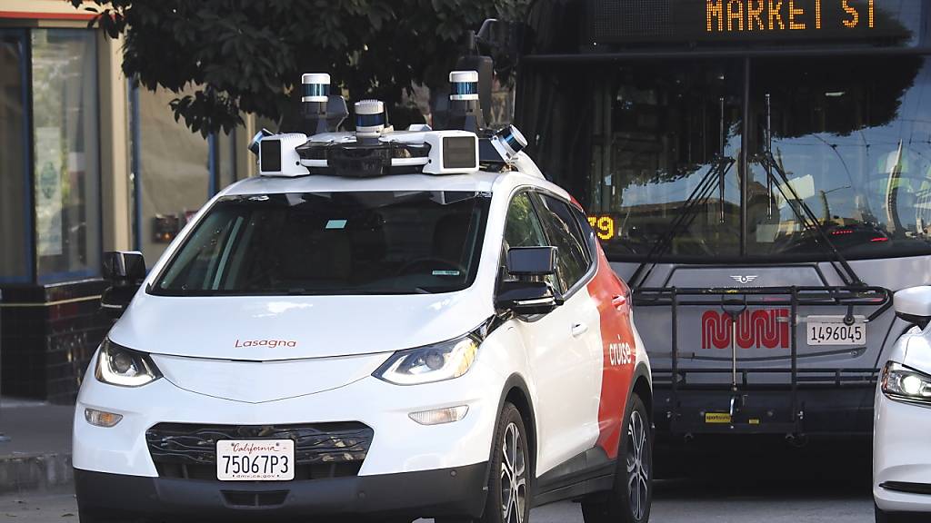 Die Robotaxi-Firma Cruise hat als Reaktion auf einen Unfall mit einer Fussgängerin in San Francisco nun alle ihre Fahrten auf öffentlichen Strassen ausgesetzt. (Archivbild)