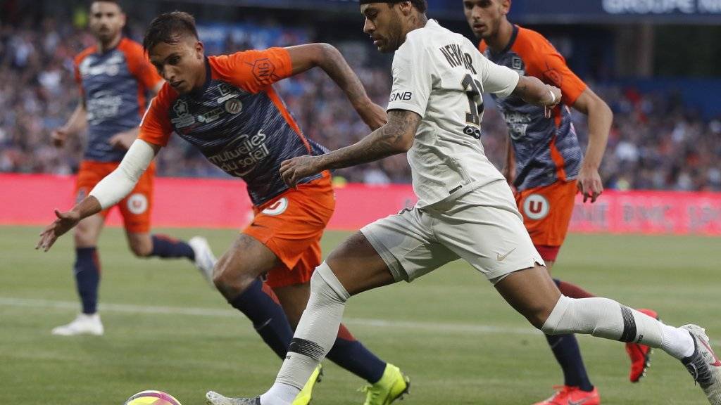 Neymar (rechts) geht in einen Zweikampf gegen Montpelliers Pedro Mendes