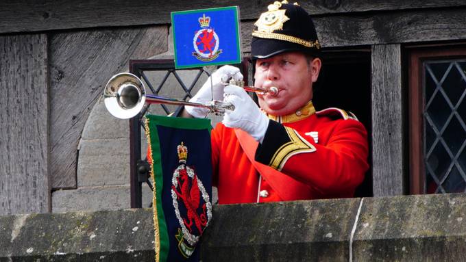 Aus dem Prinz von Wales wird der König: Proklamation in Cardiff