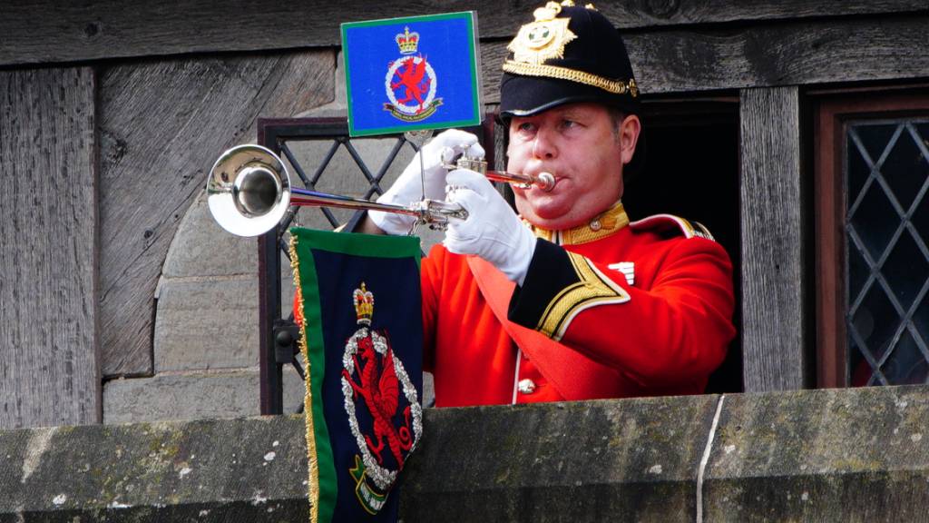 Ein Trompeter lässt während der Thronbesteigungszeremonie im walisischen Cardiff Castle eine Fanfare erklingen, mit der König Charles III. öffentlich zum neuen Monarchen ausgerufen wird. Foto: Ben Birchall/PA Wire/dpa