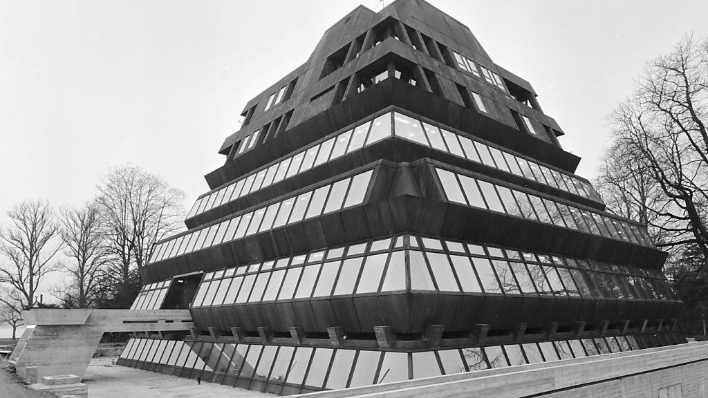 Die Klinik Pyramide am See muss aus diesem markanten Gebäude, dem 60 Jahre alten Ferro-Haus, ausziehen. (Archivaufnahme)