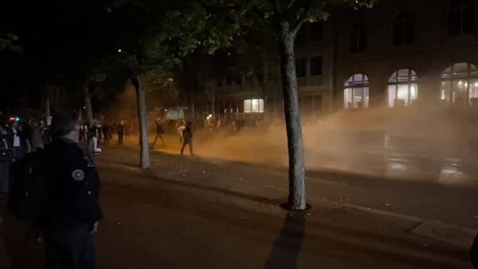 Corona-Demo in Bern: Polizei setzt Wasserwerfer und Gummischrot ein