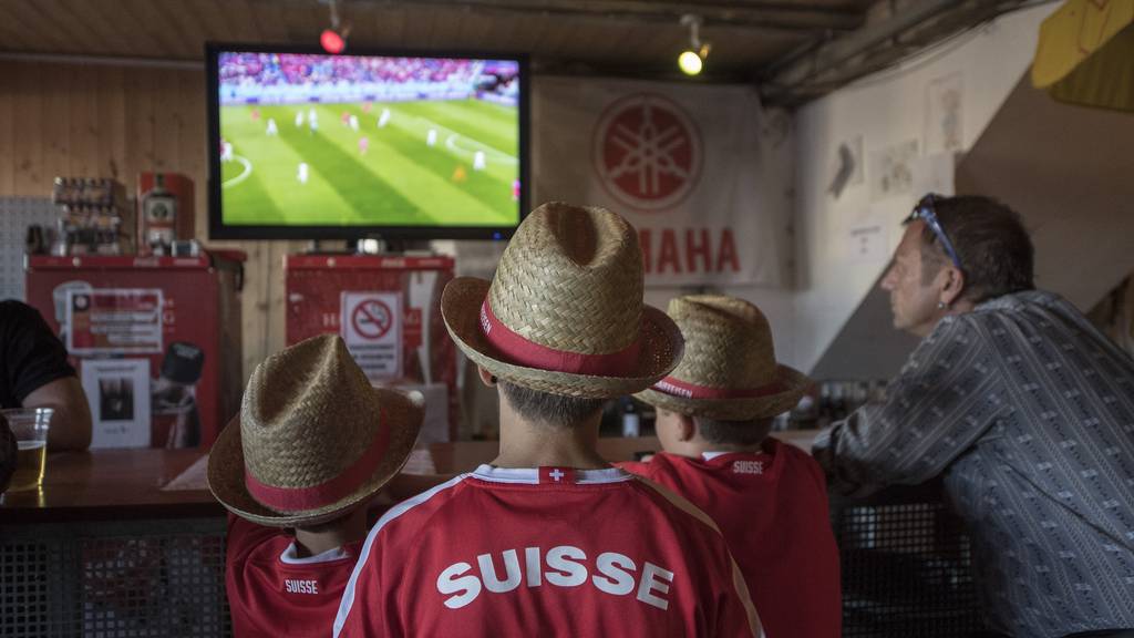 Schweizer Fussball Fans schauen das Spiel der Schweizer Fussball Nationalmannschaft gegen Serbien in einer Bar anlaesslich des 62. Zentralschweizer Jodlerfest vom Freitag, 22. Juni 2018 in Schoetz im Kanton Luzern.