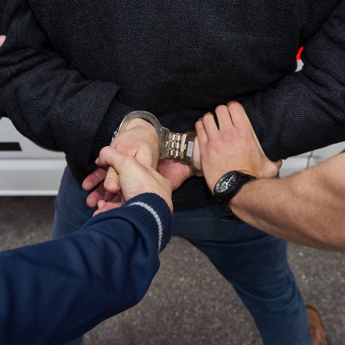 23-Jähriger gibt sich in Zürcher Coiffeursalon als Polizist aus