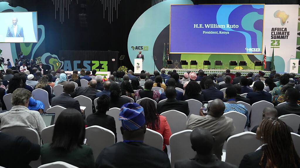 William Ruto (hinten, M), Präsident von Kenia, spricht während der offiziellen Eröffnung des Afrikanischen Klimagipfels im Kenyatta International Convention Centre zu den Delegierten. Der erste Afrika-Klimagipfel beginnt heute in Kenias Hauptstadt Nairobi. Während des dreitägigen Treffens sollen der Ausbau erneuerbarer Energien und die Finanzierung von Klimaschutzprojekten in Afrika im Vordergrund stehen. Foto: Khalil Senosi/AP/dpa