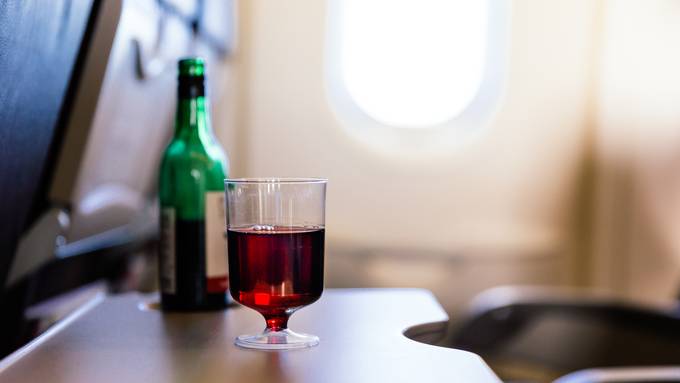 Aargauer Zahnarzt randaliert in Flugzeug wegen falscher Weinflasche