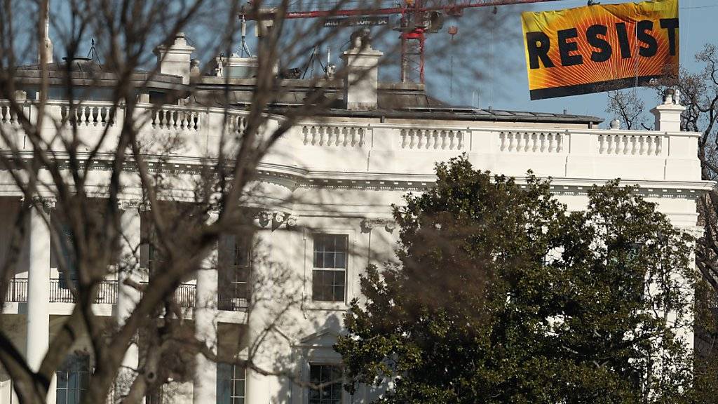 Das Banner von Greenpeace über dem Weissen Haus.