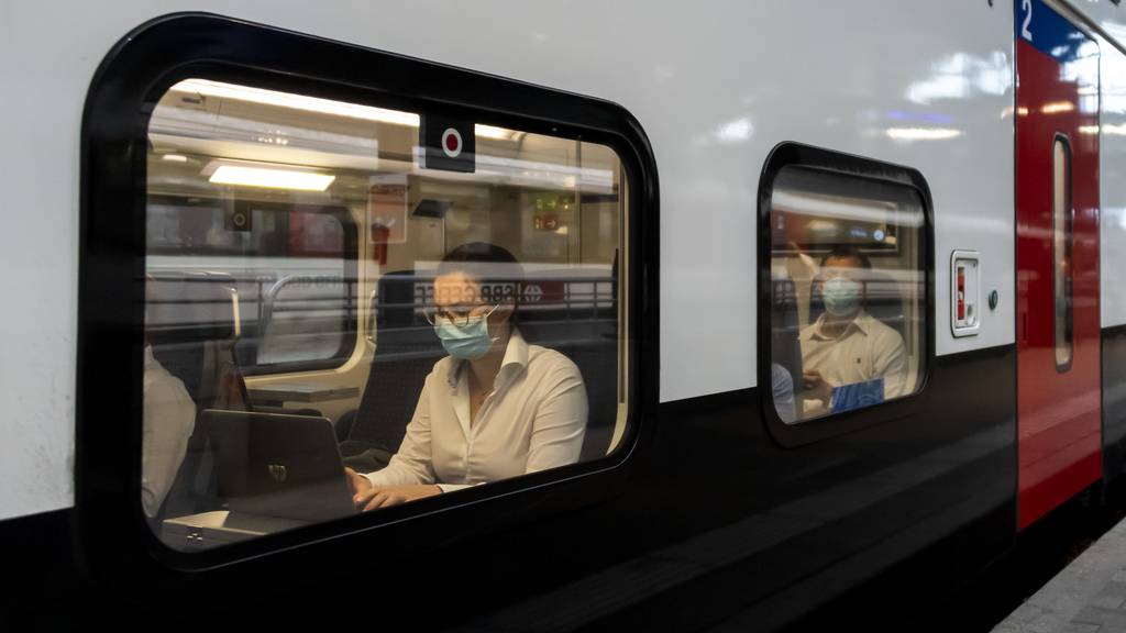Das Bundesamt für Gesundheit fordert Bussen für Masken-Trickser in den Zügen. 