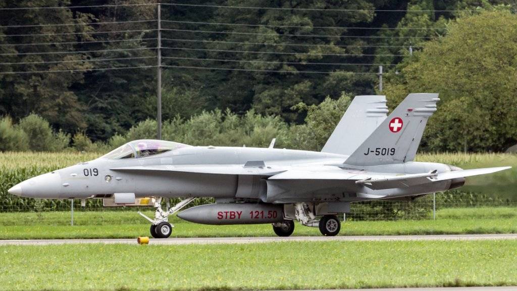 Ein F/A-18 Kampfjet startet auf dem Flugplatz in Meiringen BE. Zwei Jets dieses Typs und ein Leichtflugzeug sind über Altendorf SZ beinahe kollidiert. (Archivaufnahme)