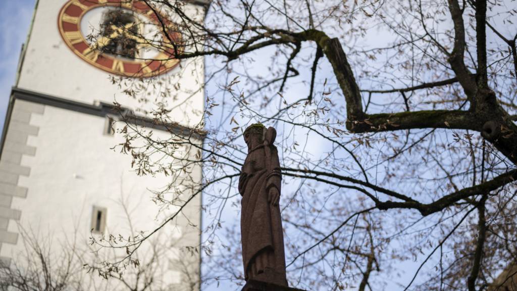 Eine Statue vor der Kirche St. Mangen erinnert an die St. Galler Stadtpatronin Wiborada. (KEYSTONE/Gian Ehrenzeller)