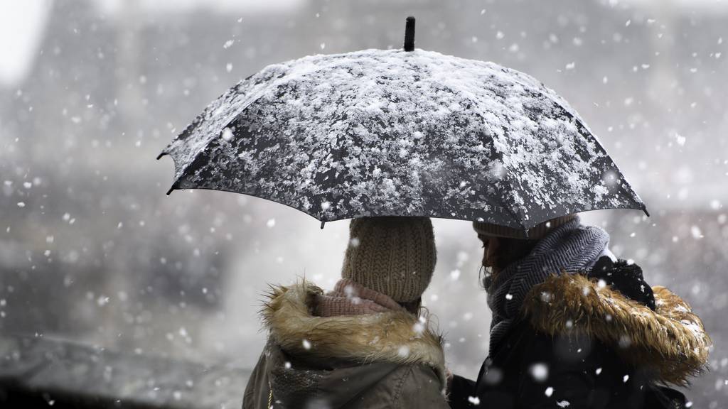 Am Dienstag bringt eine Kaltfront Schnee in die Schweiz: Wahrscheinlich gibt es auch in tiefen Lagen Flocken. (Symbolbild)