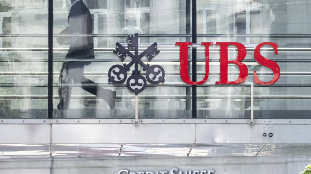 Die UBS hat die im Rahmen der Notübernahme der Credit Suisse mit dem Bund vereinbarte Verlustabsicherung freiwillig per sofort beendet. Die Schweizer Steuerzahlenden tragen damit zum Deal keine Risiken mehr.(Archivbild)