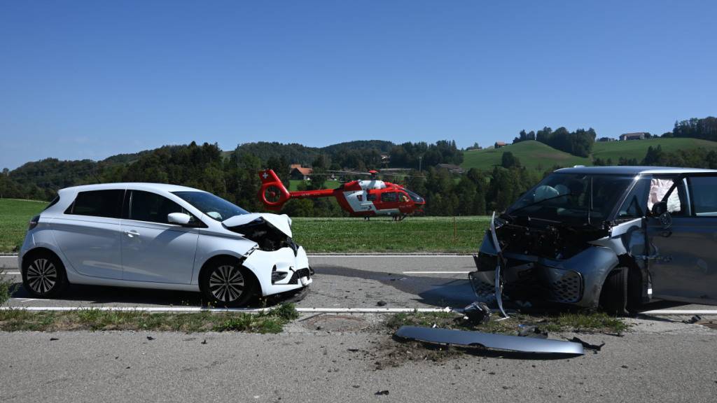 Auto kracht in Bazenheid SG frontal in entgegenkommendes Fahrzeug