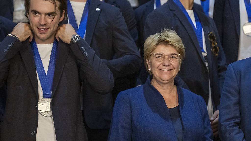 Die Walliser unter sich: Die Bundespräsidentin Viola Amherd und Nico Hischier beim Gruppenfoto