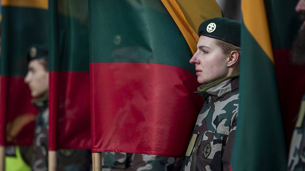 ARCHIV - Litauische Soldaten stehen stramm während einer Zeremonie zum Hissen der Flagge anlässlich des Unabhängigkeitstages auf dem S. Daukanto-Platz vor dem Präsidentenpalast. Foto: -/AP/dpa