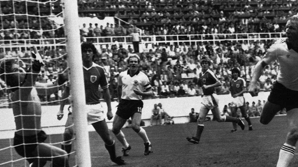 Der Ball fliegt nach dem Kopfball von Horst Hrubesch ins Tor, danach spielen Deutsche und Österreicher kaum noch Fussball