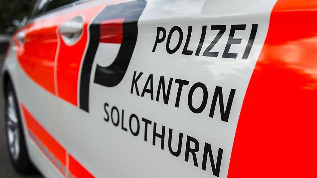 In Kestenholz SO hat die Solothurner Kantonspolizei eine tote Person neben einem ausgebrannten Auto aufgefunden. Die Hintergründe sind noch unklar.
