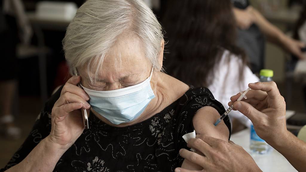 Angesichts steigender Infektionszahlen hat Israel als erstes Land damit begonnen, Menschen über 60 Jahren eine dritte Impfdosis zu geben. Foto: Maya Alleruzzo/AP/dpa