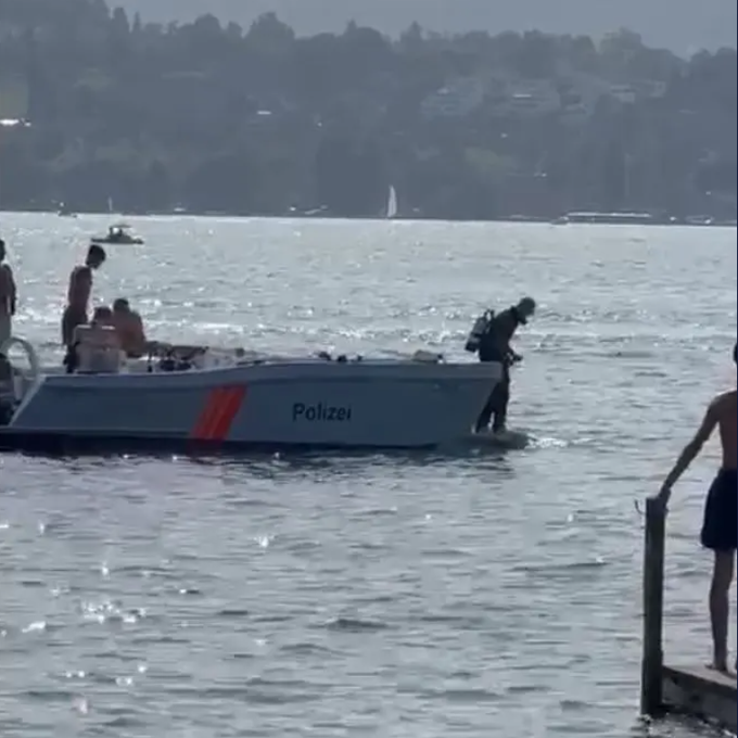 Polizeitaucher rettet Mann aus dem Zürichsee
