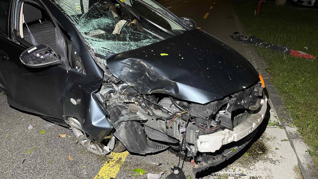 Autolenker prallt in zwei Bäume – Beifahrer verletzt