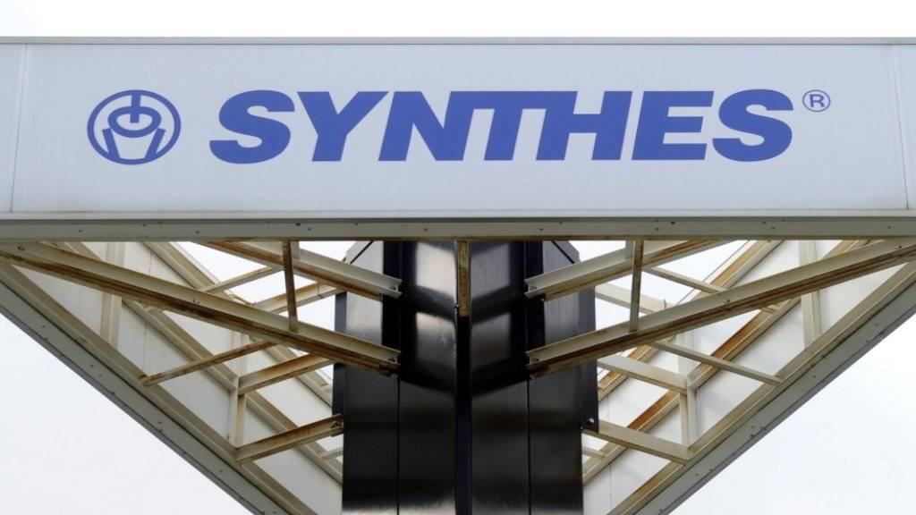 Durch die Übernahme des Solothurner Implantateherstellers Synthes im Jahr 2012 ist der US-Konzern Johnson & Johnson zum grössten Arbeitgeber der Schweizer Medizintechnikbranche aufgestiegen. (Archiv)