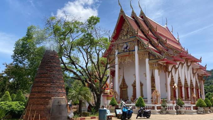 Jeden Tag Silvester: In Phukets Wat Chalong knallt es im Minutentakt