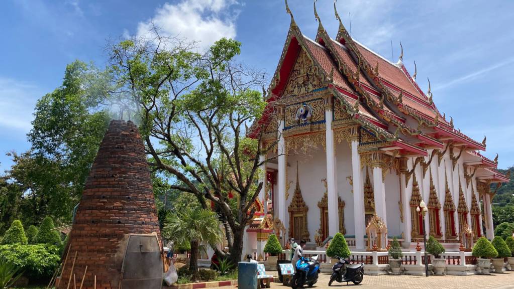 In Phukets größtem Tempel Wat Chalong werden jeden Tag Feuerwerkskörper gezündet. Foto: Carola Frentzen/dpa