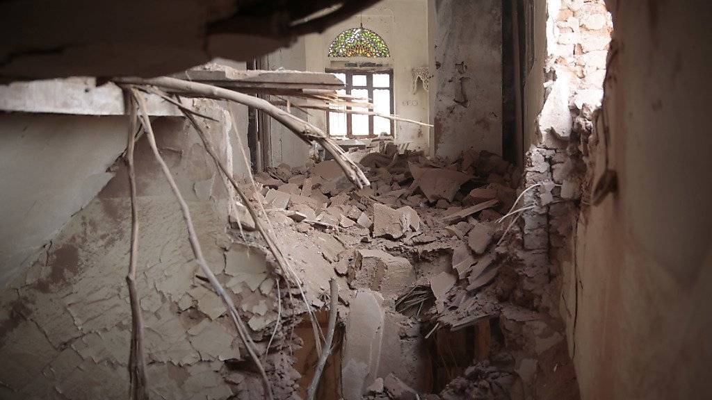 Ein zerstörtes Gebäude nach Luftschlägen im Jemen (Archiv).