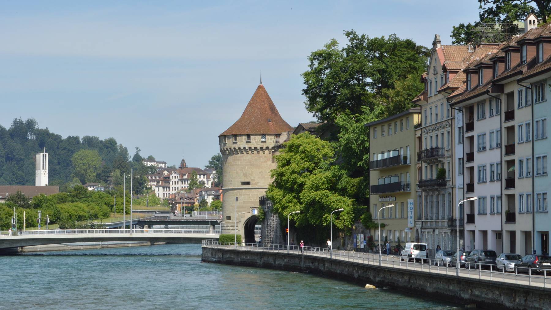 St. Karliquai mit dem Nölliturm in der Stadt Luzern.