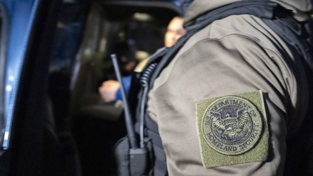 ARCHIV - Ein Beamter der US-amerikanischen Einwanderungs- und Zollbehörde, der eine Person festnimmt, trägt einen Aufnäher der Heimatschutzbehörde. Foto: Alex Brandon/AP/dpa