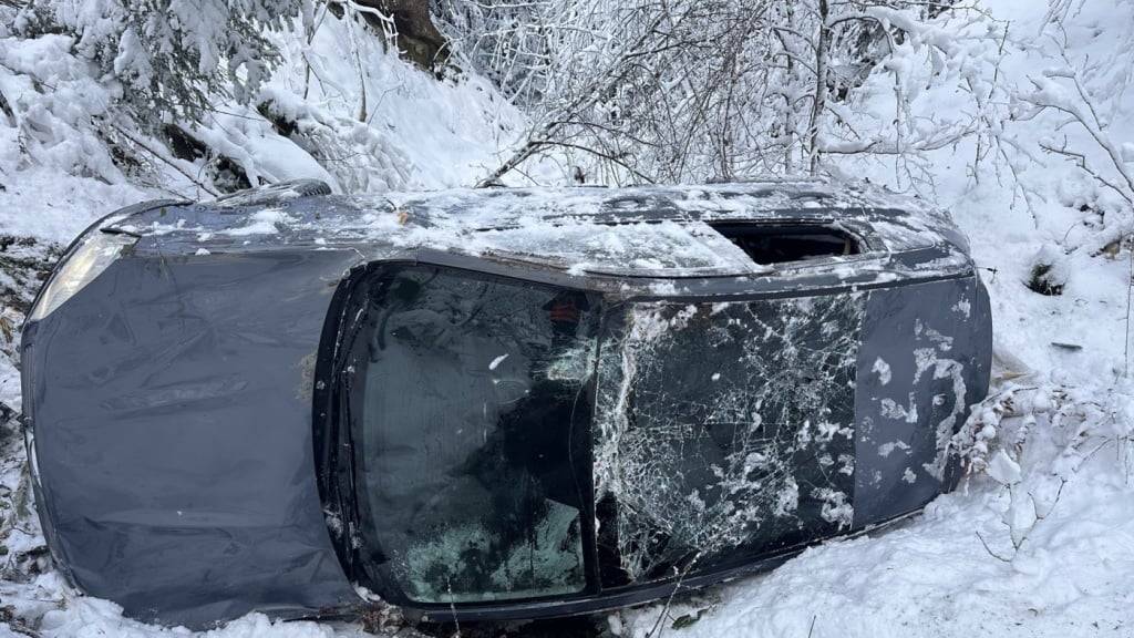 Nachdem sich das Fahrzeug mehrmals überschlagen hatte, landete es am Grund eines verschneiten Waldtobels.