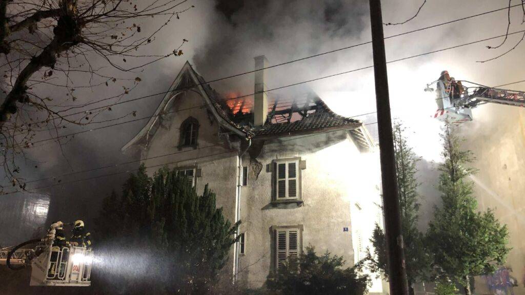 In einem leerstehenden Gebäude in der Stadt Freiburg ist es in der Nacht auf Freitag aus vorerst ungeklärten Gründen zu einem Brand gekommen.