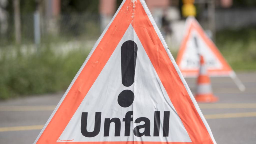 Ein 25-jähriger Motorradfahrer musste am Samstag nach einer Kollision mit einem Auto in Churwalden verletzt ins Spital gebracht werden. (Symbolbild)